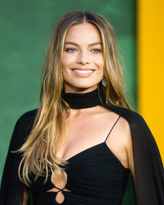 Королевская стать: Марго Робби на премьере фильма «Амстердам» в платье Celine и украшениях Messika