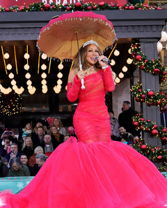 Близнецы Мэрайи Кэри присоединились к маме во время парада Macy`s в честь Дня Благодарения