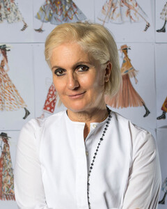 Мария Грация Кьюри спрашивает совета у карт таро