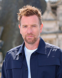 Юэн МакГрегор похвастался обручальным кольцом после новости о свадьбе с Мэри Элизабет Уинстед