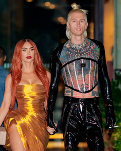 Огненно-рыжая Меган Фокс появилась в компании будущего мужа Machine Gun Kelly на красной дорожке