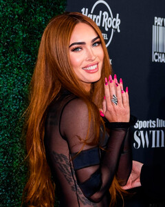 Меган Фокс показала новую причёску и шикарную фигуру в бикини