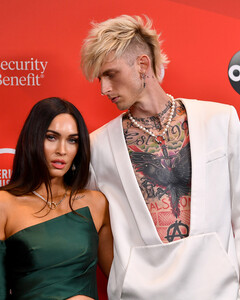 Меган Фокс отрицает, что помолвлена с Machine Gun Kelly, но ей не верят