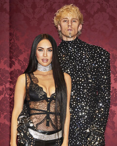 Пара в чёрном: Меган Фокс и Колсон Бэйкер впервые вышли в свет после новости о помолвке