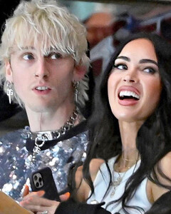 Истинная любовь греет и в лютый холод: Меган Фокс пришла на хоккей с Machine Gun Kelly в коротком топе