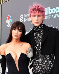 Меган Фокс беременна? Доказываем, что Machine Gun Kelly будущий счастливчик