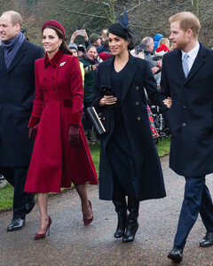 Меган и Гарри обвинили в том, что они затеяли борьбу за популярность с Уильямом и Кейт