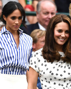 Меган Маркл просила королевскую семью опровергнуть слухи о том, что она довела Кейт Миддлтон до слёз