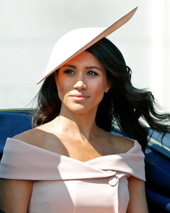 Меган запрещали носить колье с инициалами принца Гарри