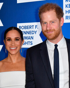 Поддержали королевскую традицию: Меган Маркл и принц Гарри представили свою рождественскую открытку