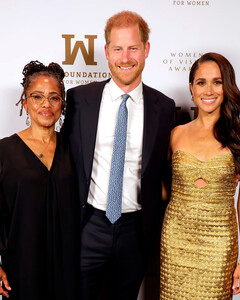 Голливуд, встречай! Меган Маркл появилась с принцем Гарри и мамой Дорией на премии Women of Vision