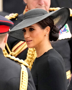 Меган Маркл и принц Гарри прибыли на церемонию похорон Елизаветы II