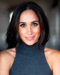 Меган Маркл поделилась с публикой новым портретом