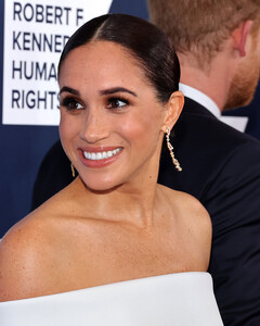 Почему принц Гарри запретил Меган Маркл улыбаться папарацци?