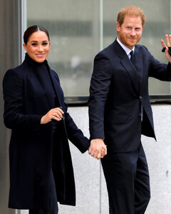 Меган Маркл болтает, а Гарри скучает: как проходят встречи Сассекских с друзьями