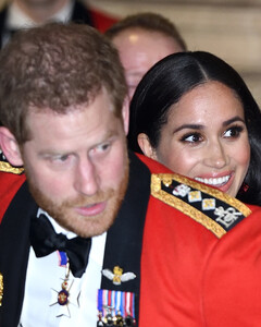 Британцы в ярости, что королевская семья выгораживает принца Эндрю, а Гарри и Меган стали изгоями