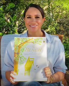 Вернулась к «Скамейке»: Меган Маркл снова заговорила о своей книге