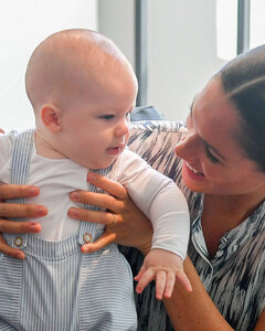 Всей семьёй: Меган Маркл и принц Гарри отметили первый праздник с малышкой Лилибет