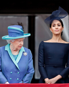 Меган Маркл обвинили в издевательствах над Елизаветой II и британскими традициями