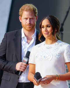 Народ против: BBC решил отложить премьеру подкаста Меган Маркл и принца Гарри из-за многочисленных жалоб