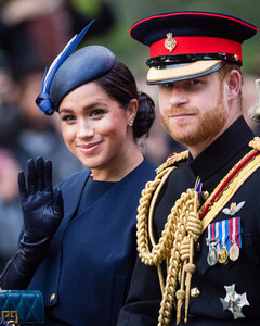 Всё дальше от семьи: Меган Маркл и принц Гарри отказались от королевской монограммы