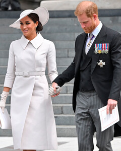 Голливудский гламур в стенах британского собора: Меган Маркл и принц Гарри пришли на церковную службу с королевской семьёй