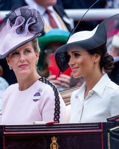 Снова проиграла: как непобедимая Меган Маркл уступила лидерство графине Софи Уэссекской?