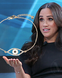 Все средства хороши: Меган Маркл носит браслет с «оком защиты»