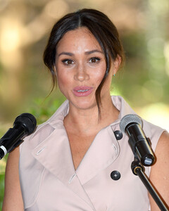 Меган Маркл выходит из декрета и призывает народ к вакцинации