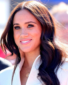 Расизм наказуем: двое лондонских полицейских были уволены из-за комментариев в адрес Меган Маркл