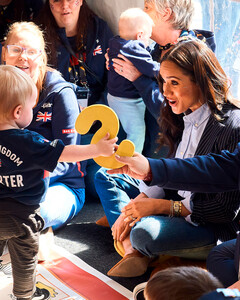 Меган Маркл в деловом образе провела детский мастер-класс