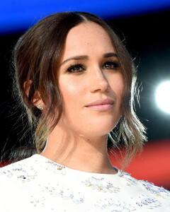 Меган Маркл не собирается налаживать отношения с королевой и другими представителями семьи