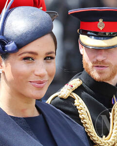 Почему Меган Маркл и принц Гарри не помогают Елизавете II и королевской семье в самый тяжёлый момент?