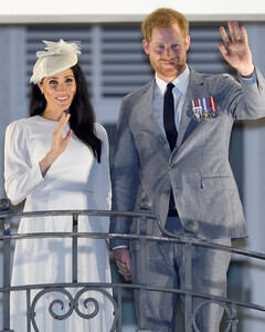 Как Меган Маркл и принц Гарри держат прессу на расстоянии вытянутой руки