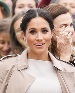 Меган Маркл принесут извинения на первых полосах газет