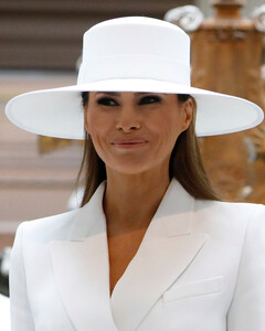 Мелания Трамп «бесстыдно» выставила на аукцион свою шляпу с автографом. Ставки начинаются от 250 000 долларов