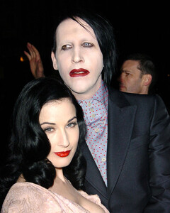 Бывшая жена Мэрилина Мэнсона Дита фон Тиз защищает его от обвинений в насилии