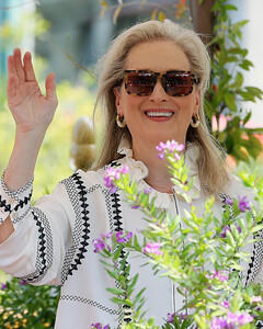 Мэрил Стрип поёт в Zoom и потягивает мартини