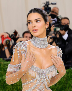 «Позолоченный гламур»: что значит тема Met Gala 2022 года?