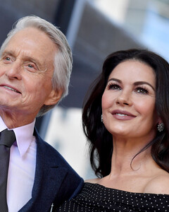 Майкл Дуглас празднует 22-ю годовщину свадьбы со своей любимой Кэтрин Зетой-Джонс