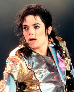 Майкл Джексон использовал 19 поддельных удостоверений личности, чтобы получить наркотики