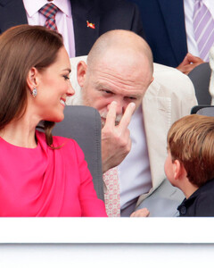 Майк Тиндалл прокомментировал своё забавное фото с принцем Луи, сделанное во время празднования Платинового юбилея