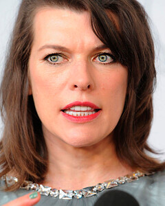 Милла Йовович «убита горем»: уроженка Украины в панике из-за российской спецоперации в Украине