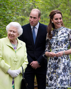 Из-за ошибок прошлого: эксперты объяснили любовь королевы Елизаветы II к Кейт Миддлтон и принцу Уильяму