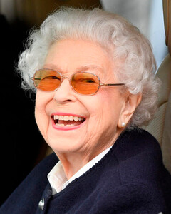 Монарх сияет, как новый пени: счастливая королева Елизавета II посетила конную выставку в Виндзорском замке