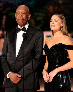 Почему во время вручения «Оскара-2023» на левой руке Моргана Фримена была перчатка?