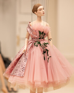 Новую коллекцию Moschino показали куклы