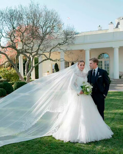 Внучка президента США Наоми Байден вышла замуж за Питера Нила