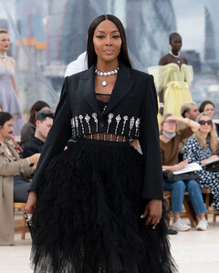 Наоми Кэмпбелл вернулась на подиум Alexander McQueen впервые после смерти дизайнера в 2010 году