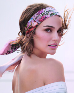 Натали Портман представила новую фруктово-цветочную версию парфюма Miss Dior